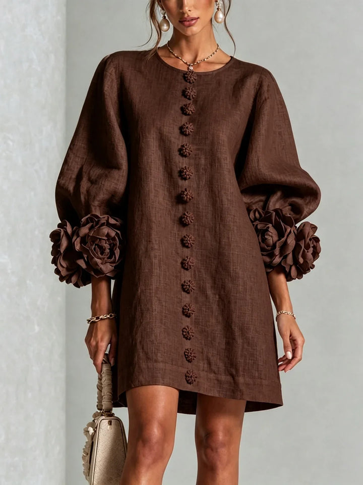 Vestido mini de lino marrón, botones florales al centro y mangas abullonadas con flores