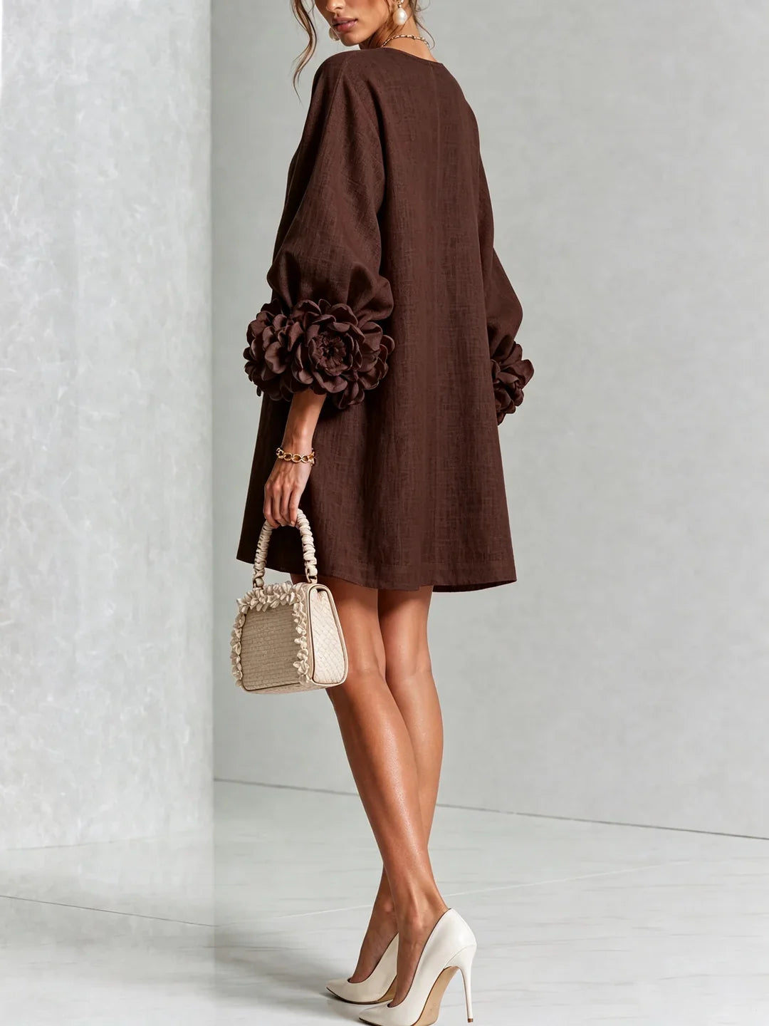 Vestido mini marrón oscuro de lino con botones y mangas abullonadas con flor
