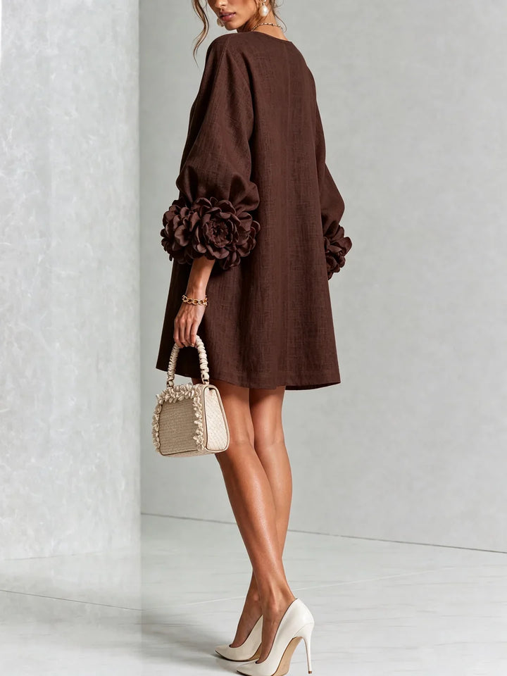 Vestido mini marrón oscuro de lino con botones y mangas abullonadas con flor