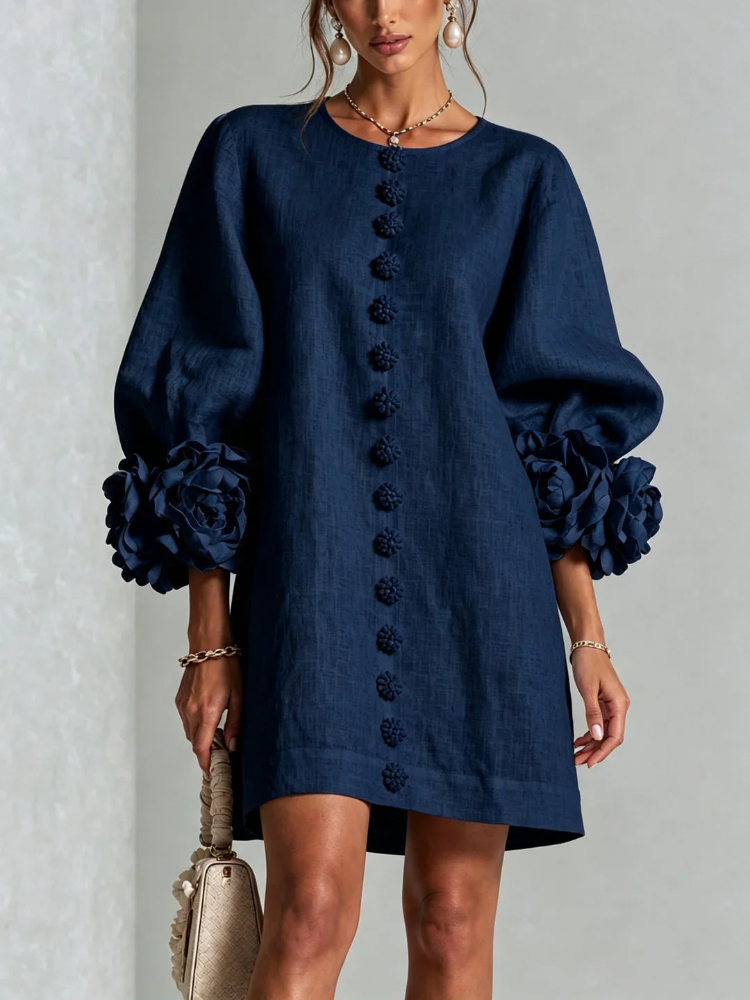 Vestido mini de lino azul marino, botones florales al centro y mangas abullonadas con flores