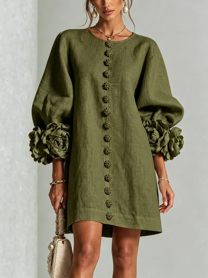 Vestido mini de lino verde oliva, botones florales al centro y mangas abullonadas con flores