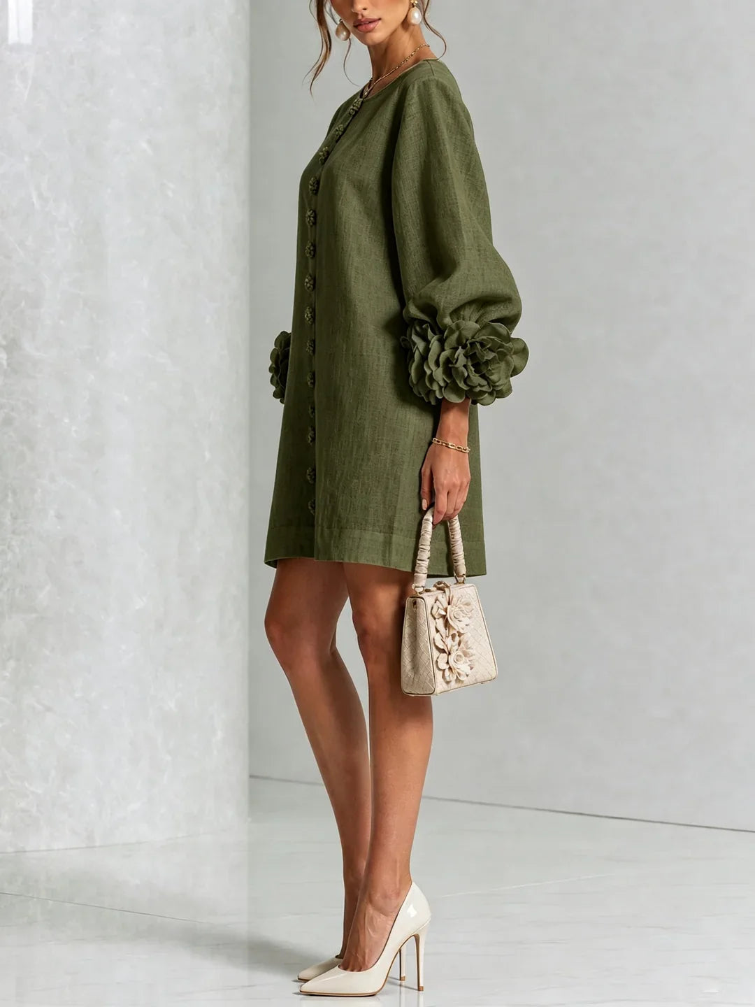 Vestido mini verde oliva de lino con botones y mangas abullonadas con flores