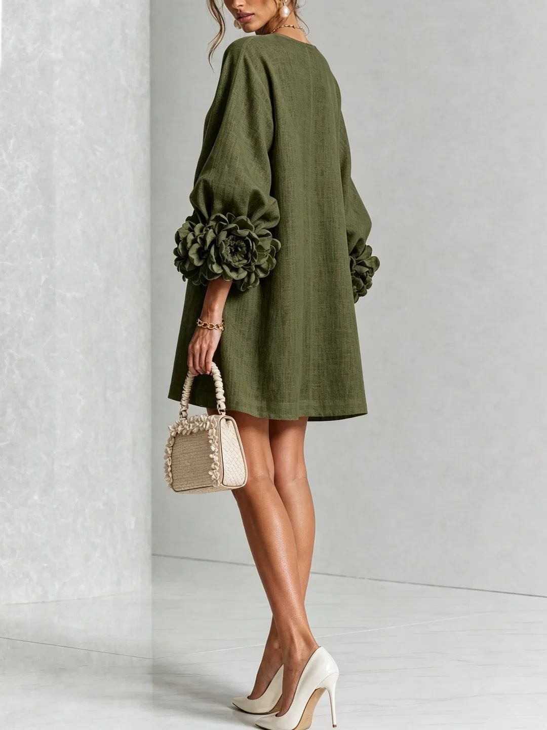 Vestido mini verde oliva de lino con botones y mangas globo con flores 3D