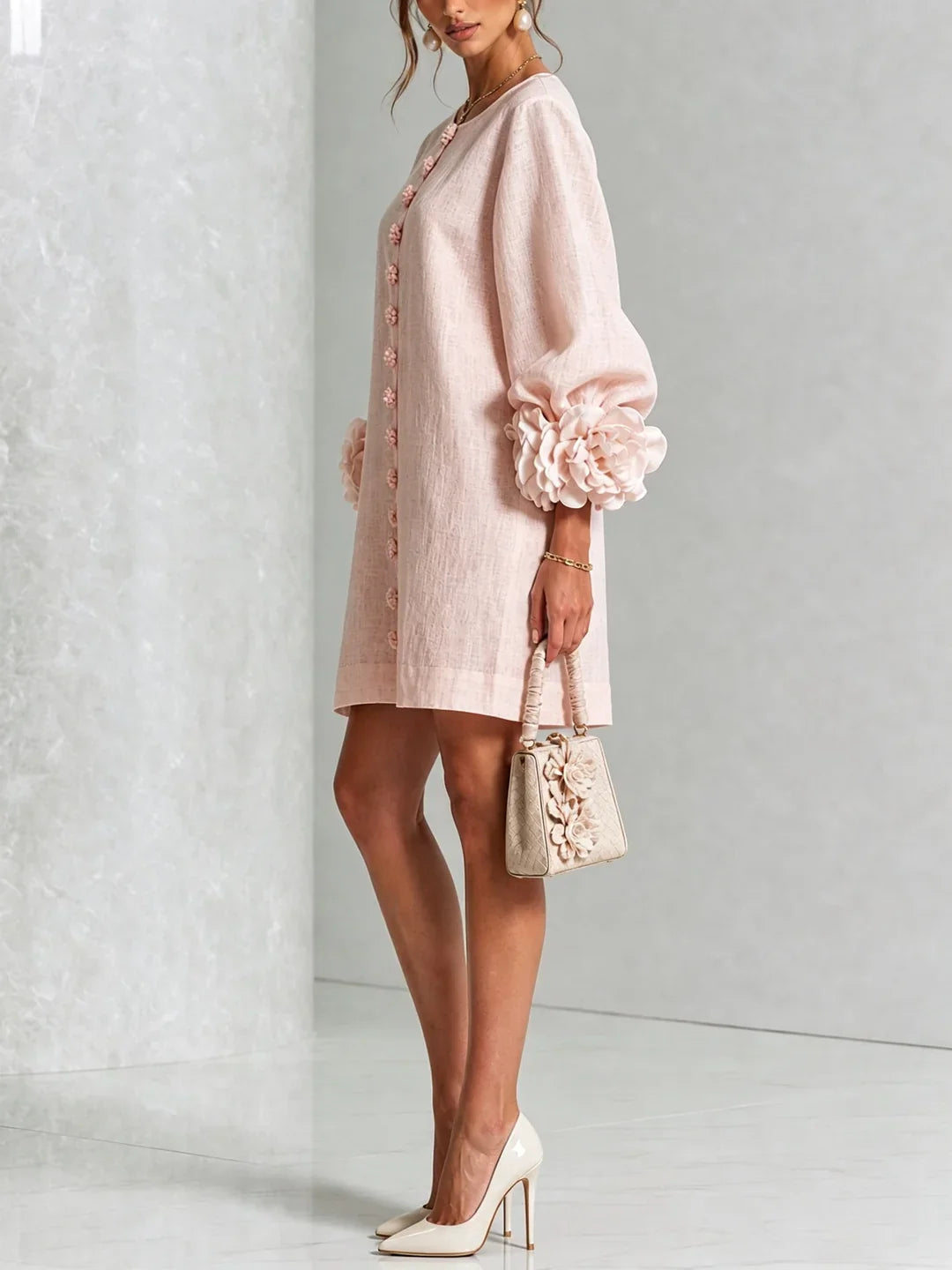 Vestido mini rosa empolvado con botones frontales y mangas abullonadas tipo flor
