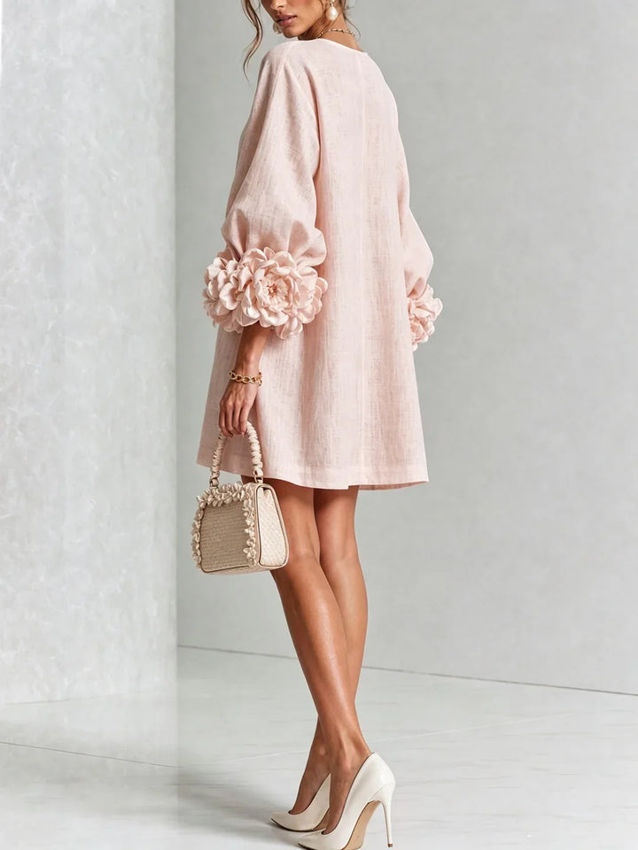 Vestido mini rosa empolvado de lino, botones al frente y mangas con flores
