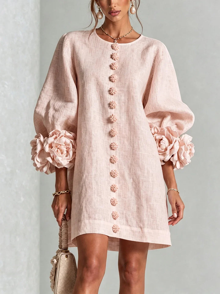 Vestido mini de lino rosa empolvado, botones florales al centro y mangas abullonadas con flores