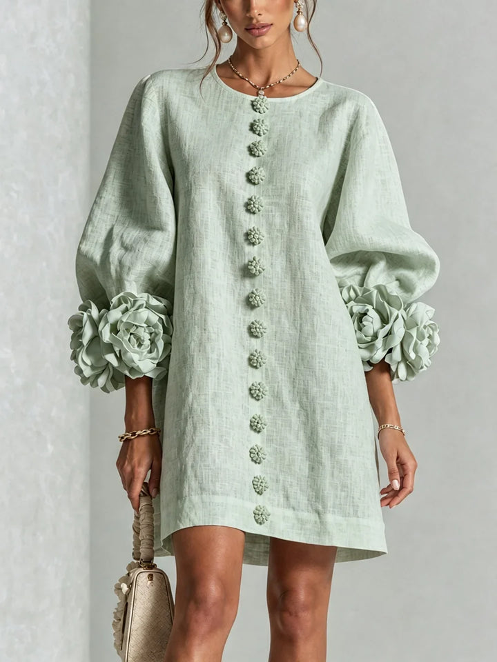 Vestido mini de lino verde claro, botones florales al centro y mangas abullonadas con flores