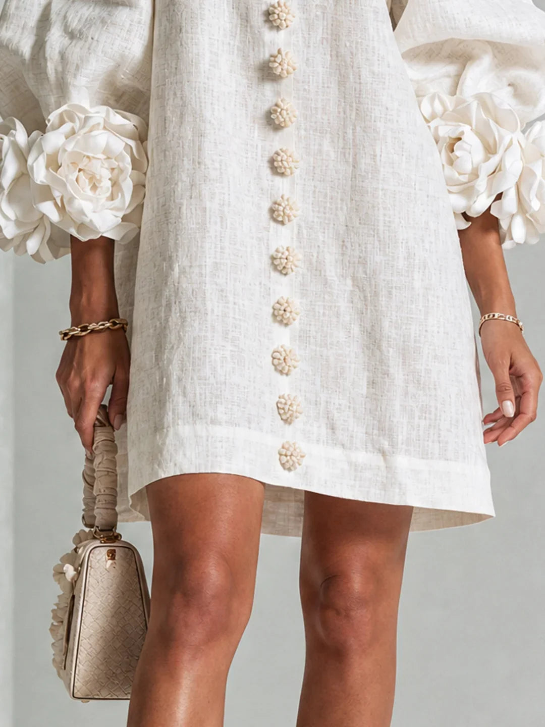 Vestido mini blanco de lino con botones florales y dobladillo recto