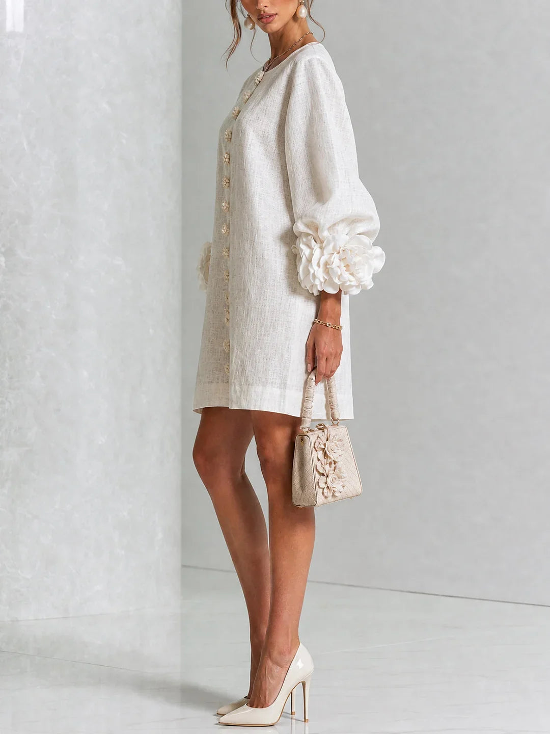 Vestido mini blanco de lino, botones al frente y mangas con apliques florales
