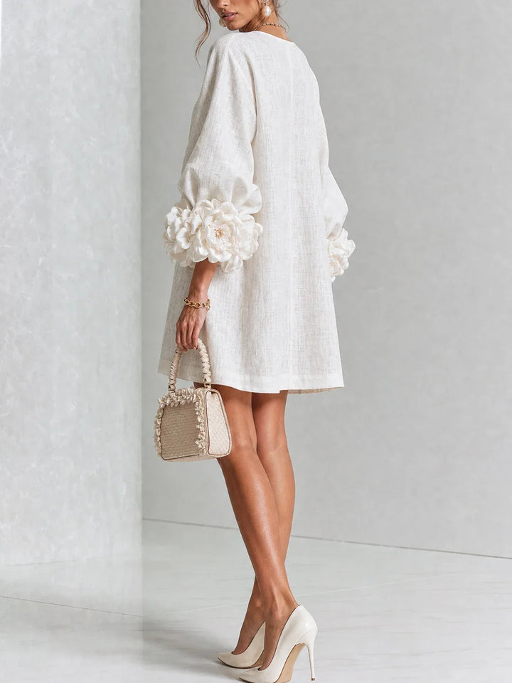 Vestido mini blanco con botones y mangas con flores de tela
