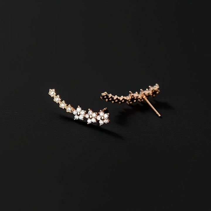 Pendientes florales curvos con circonitas redondas, acabado oro rosa