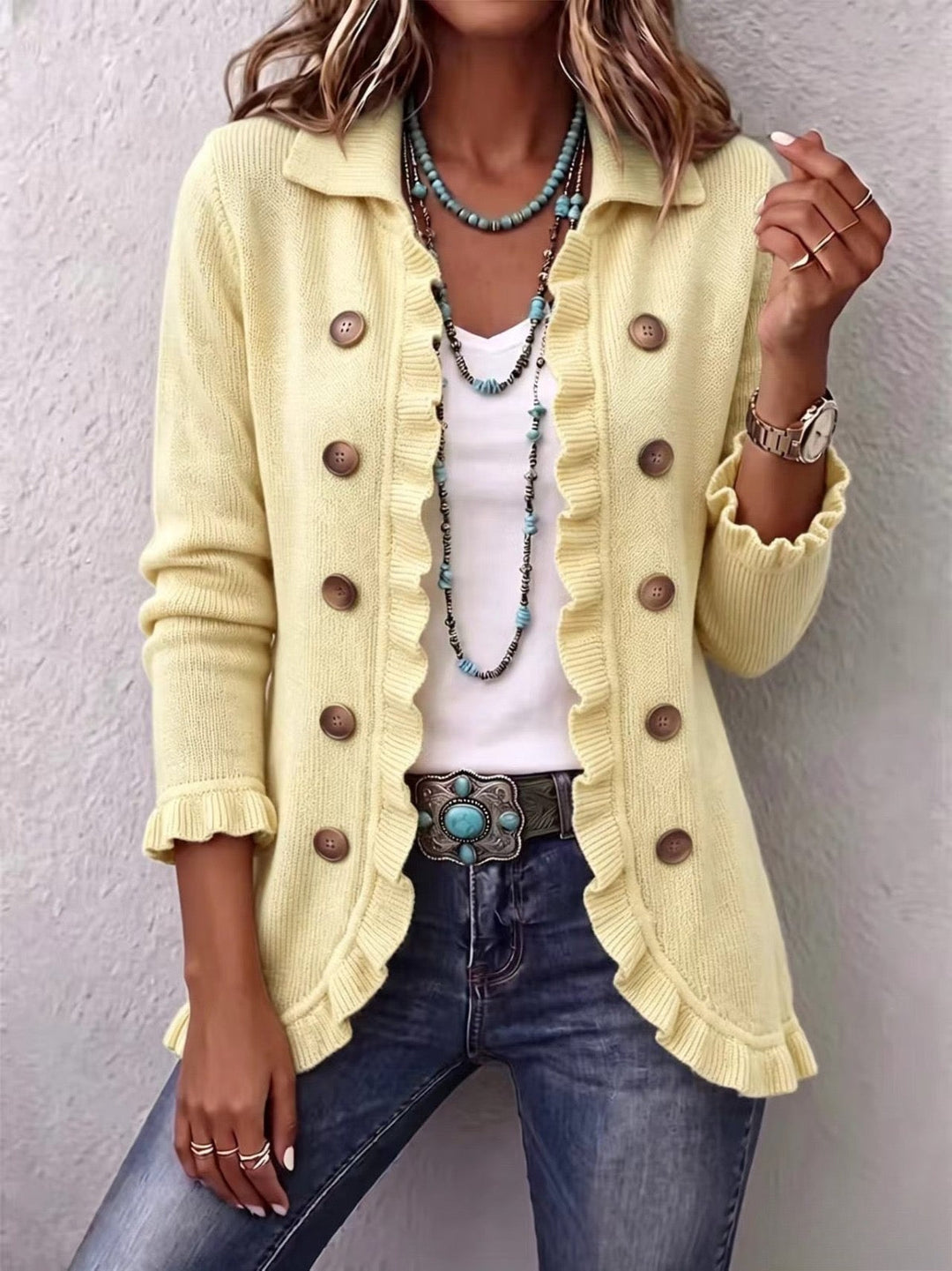 Chaqueta de punto crema con volantes y botones grandes en la parte delantera