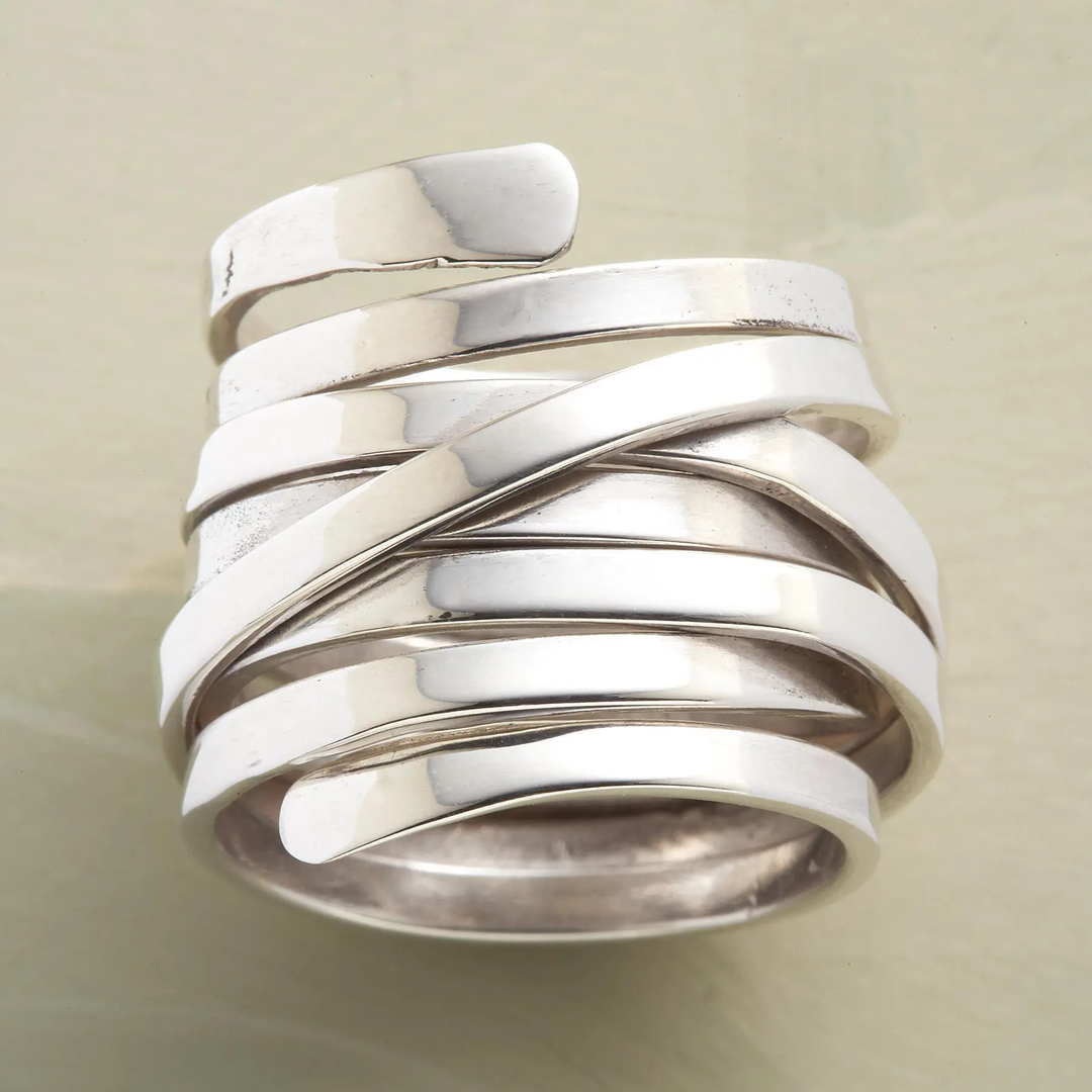 Anillo de plata Teresa™ con bandas entrelazadas y acabado vintage apilado