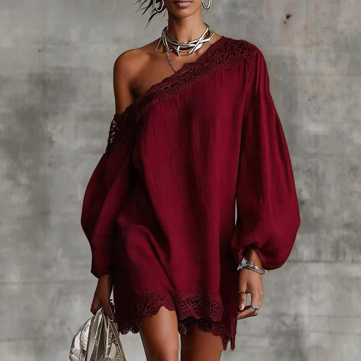 Vestido mini burdeos de encaje, hombro descubierto y mangas abullonadas