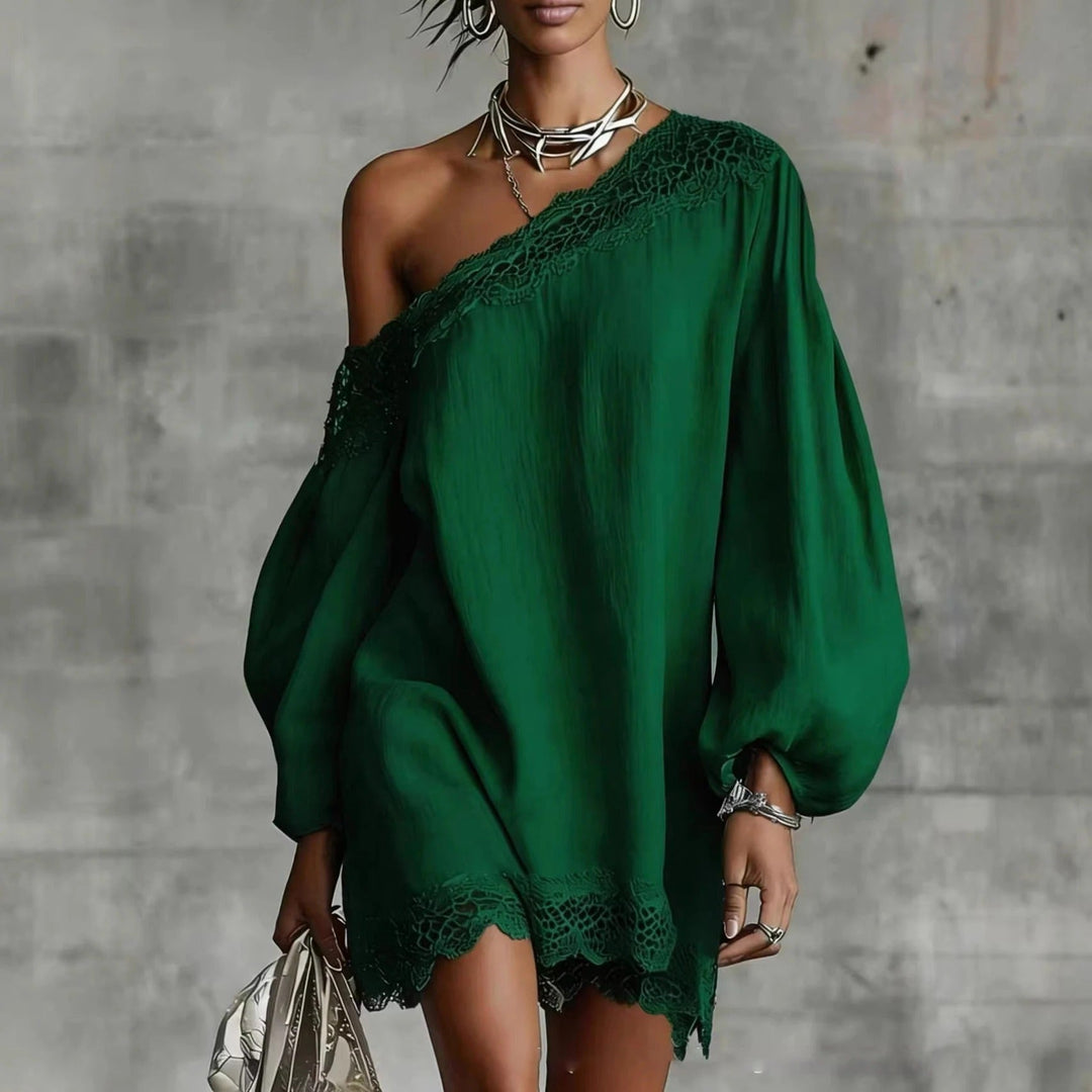 Vestido mini verde oliva de encaje, hombro descubierto y mangas abullonadas