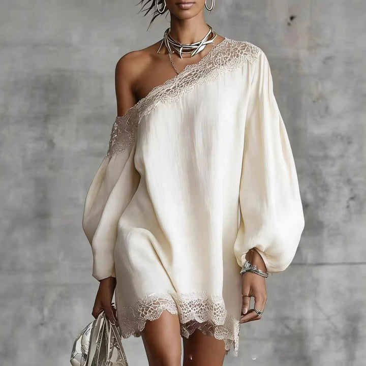 Vestido mini blanco de encaje, hombro descubierto y mangas abullonadas