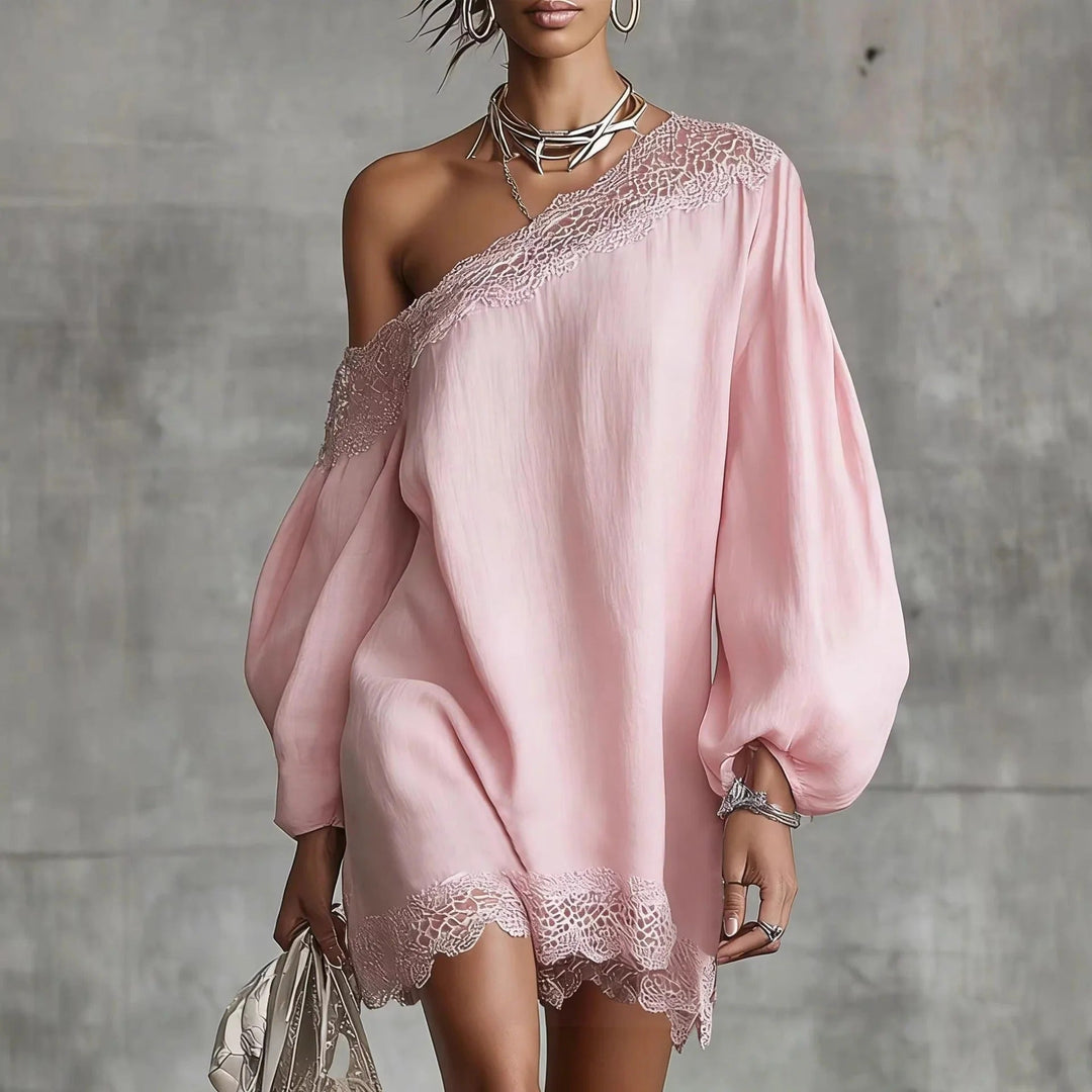 Vestido mini de encaje rosa empolvado, hombro descubierto y mangas abullonadas