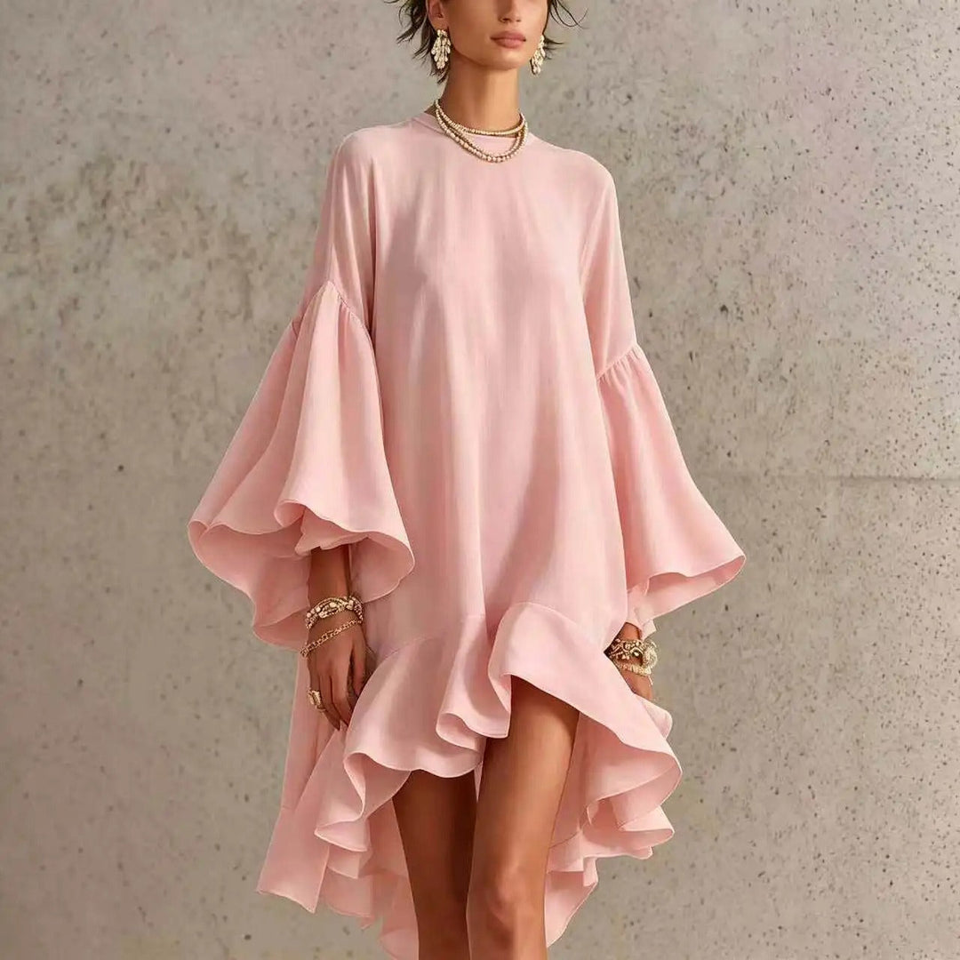 Vestido rosa empolvado con volantes y dobladillo asimétrico, mangas campana