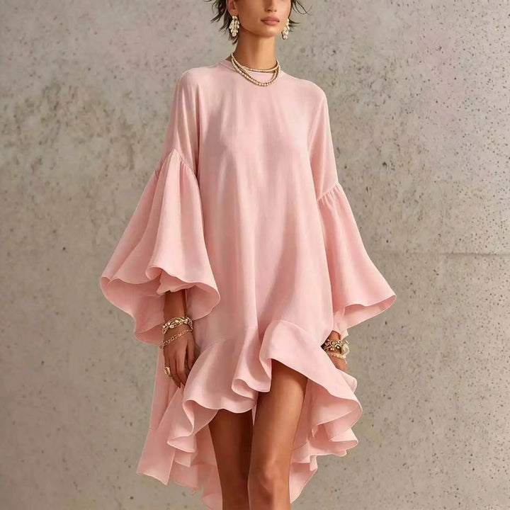 Vestido rosa empolvado con volantes y dobladillo asimétrico, mangas campana