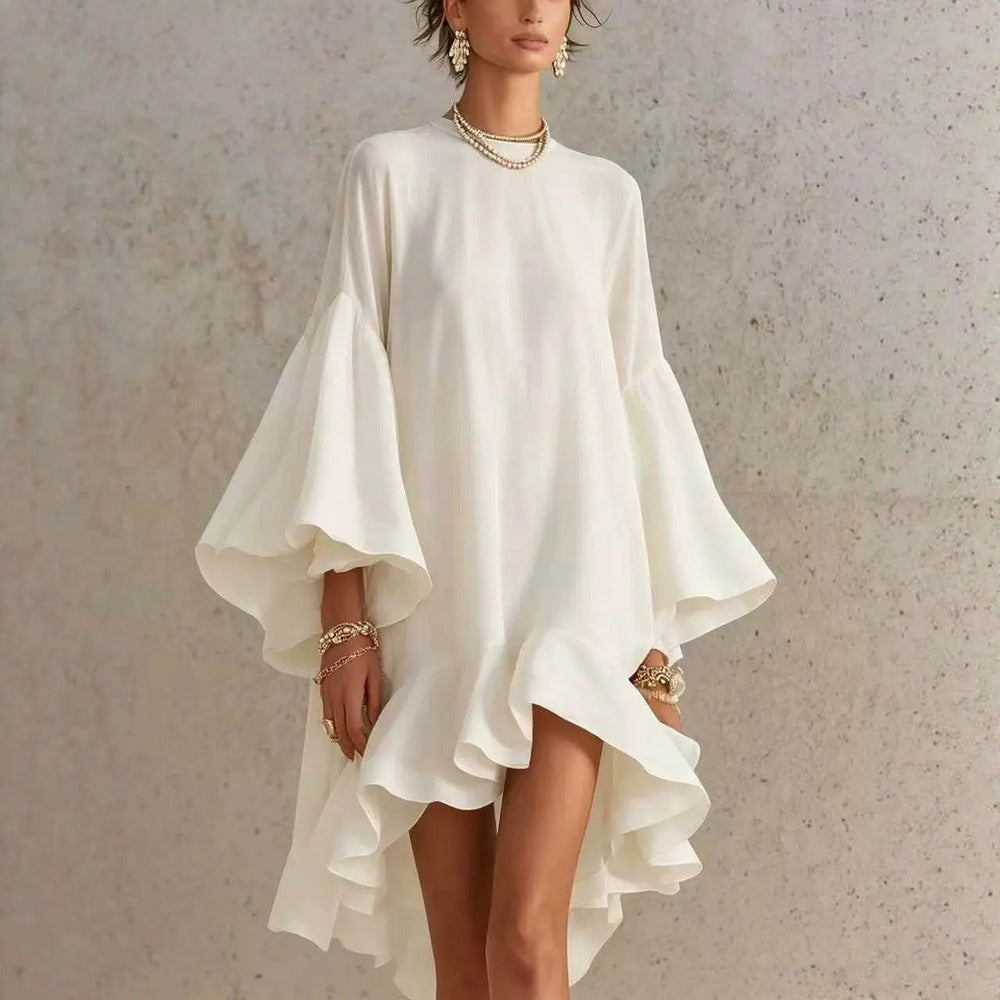 Vestido blanco con volantes y dobladillo asimétrico, mangas campana