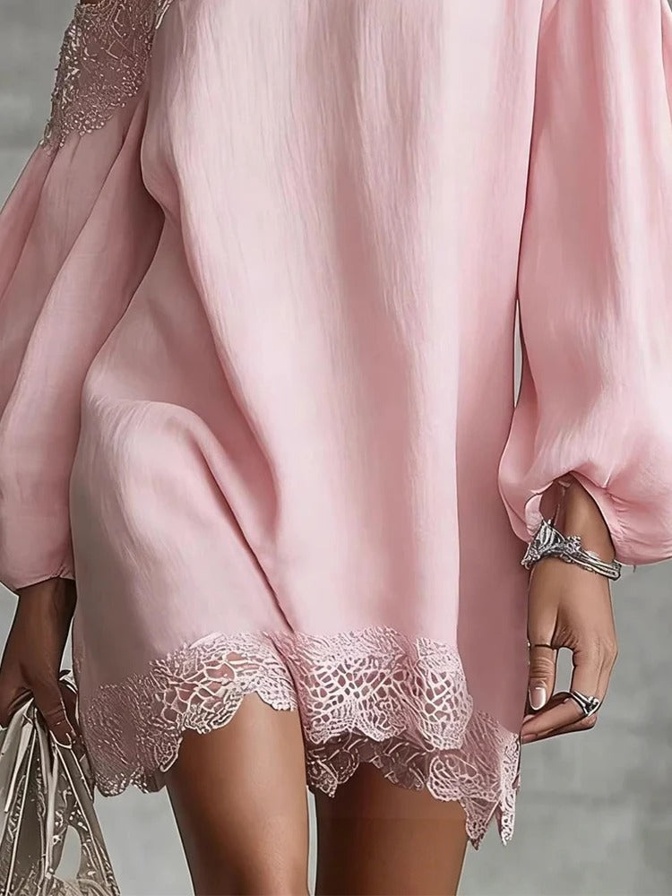 Vestido mini rosa empolvado con detalles de encaje en el bajo y hombro descubierto