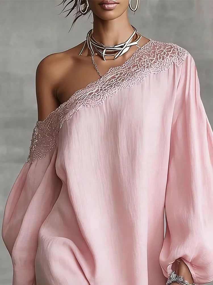Vestido mini rosa empolvado con franja de encaje, hombro al descubierto