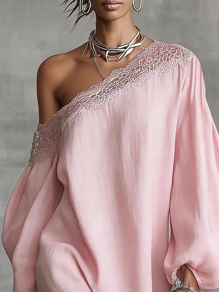 Vestido mini rosa empolvado con franja de encaje, hombro al descubierto