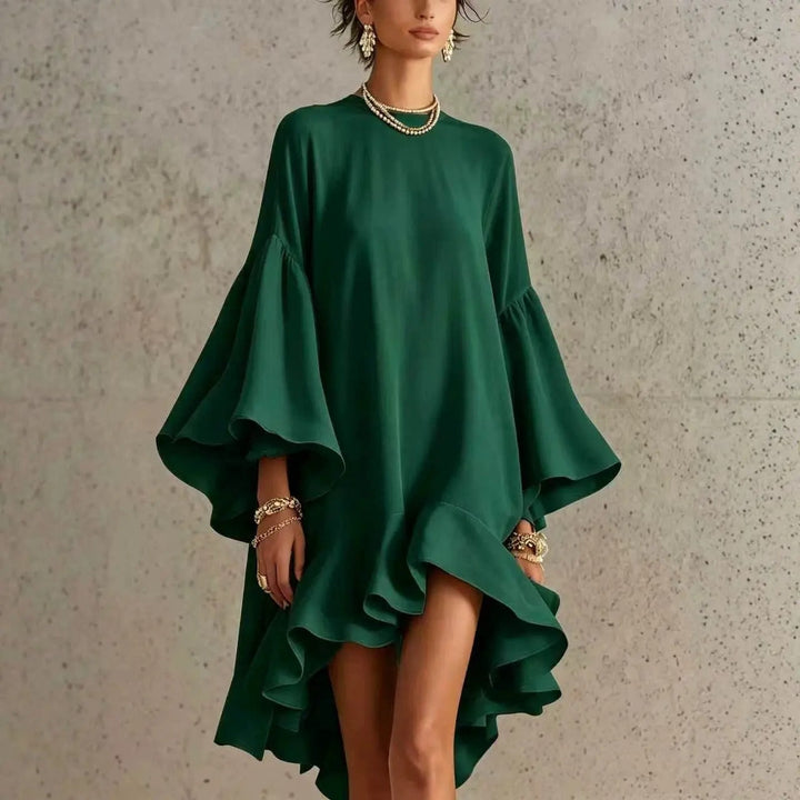 Vestido verde oscuro con volantes y dobladillo asimétrico, mangas campana