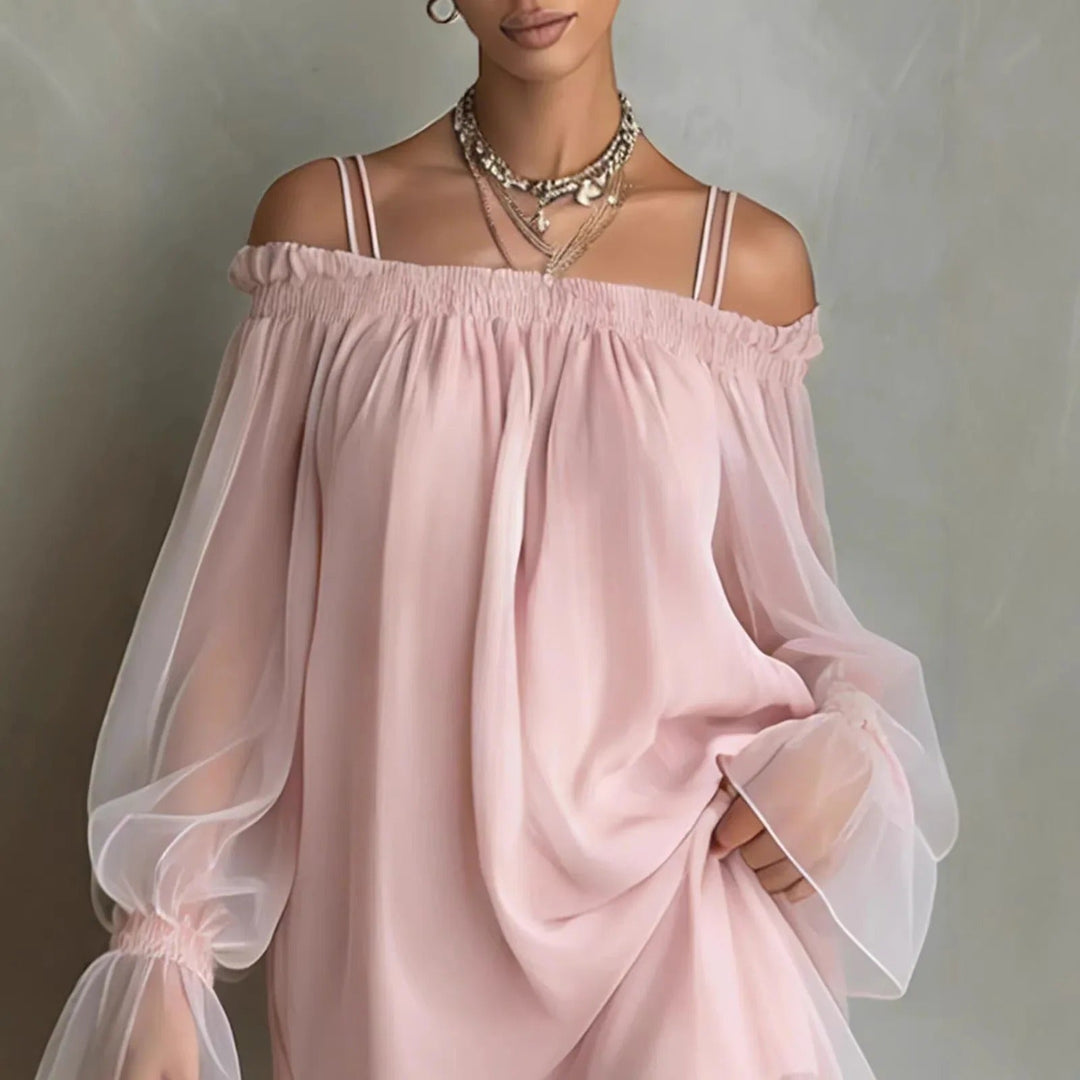 Vestido mini de tul rosa palo con escote tipo bardot y tirantes finos, mangas abullonadas