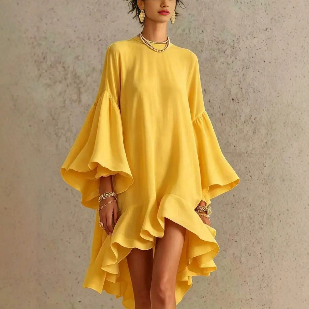 Vestido amarillo con volantes y dobladillo asimétrico, mangas campana