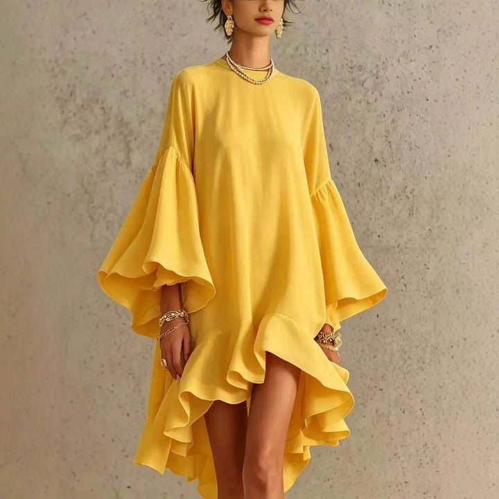 Vestido amarillo con volantes y dobladillo asimétrico, mangas campana