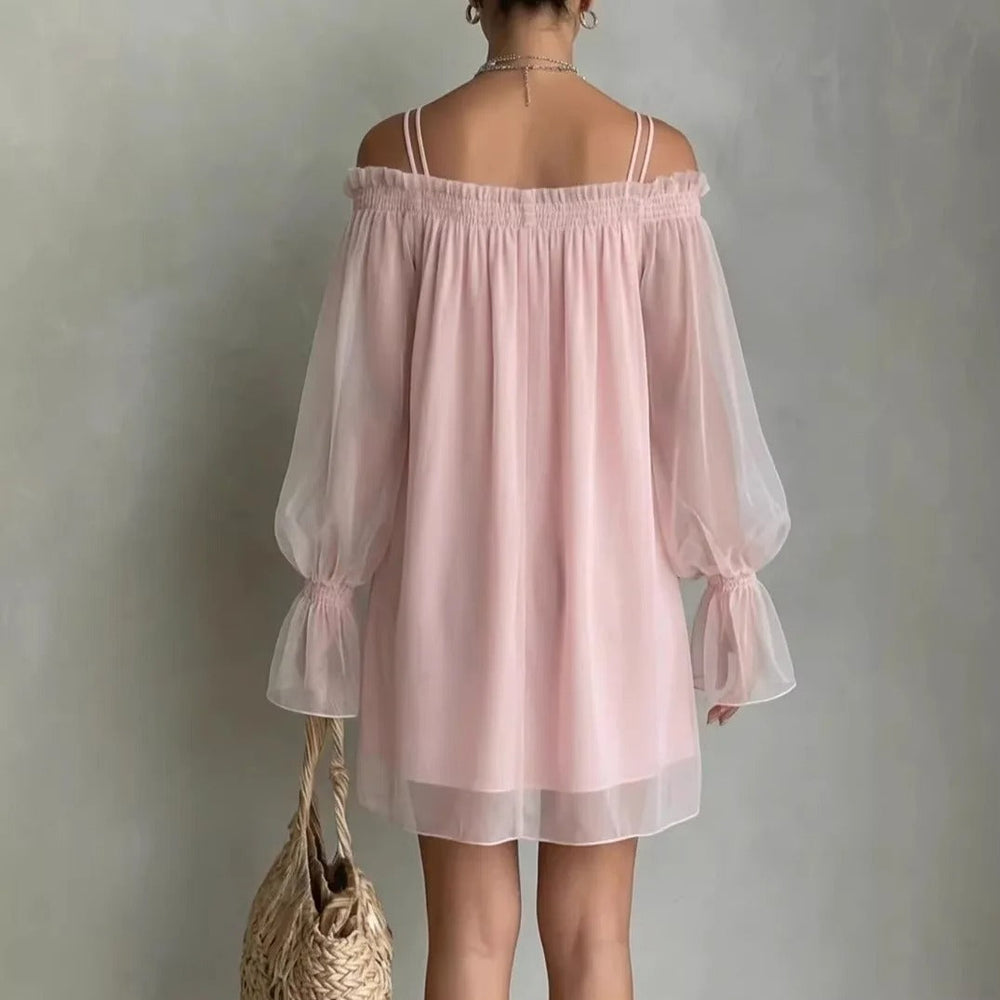 Vestido mini de tul rosa palo con espalda descubierta, tirantes finos y mangas abullonadas