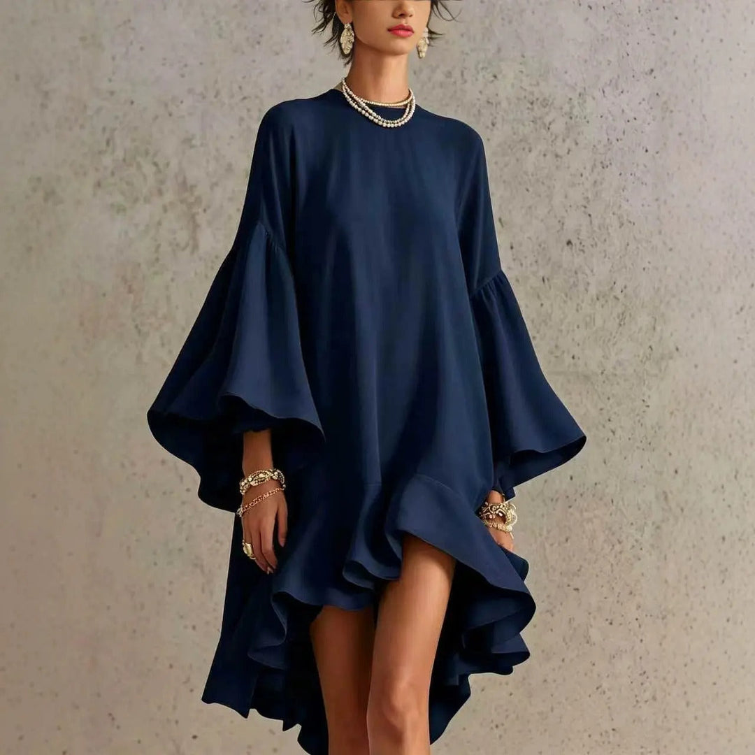 Vestido azul marino con volantes y dobladillo asimétrico, mangas campana