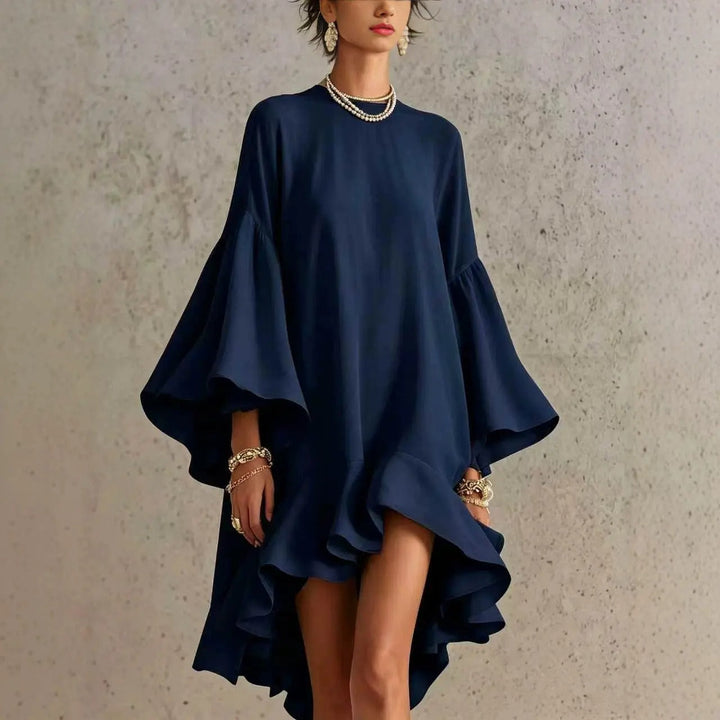 Vestido azul marino con volantes y dobladillo asimétrico, mangas campana