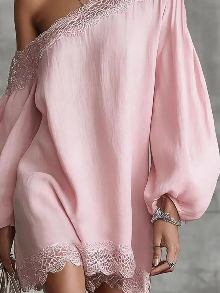 Vestido mini rosa empolvado con encaje en dobladillo y manga abullonada