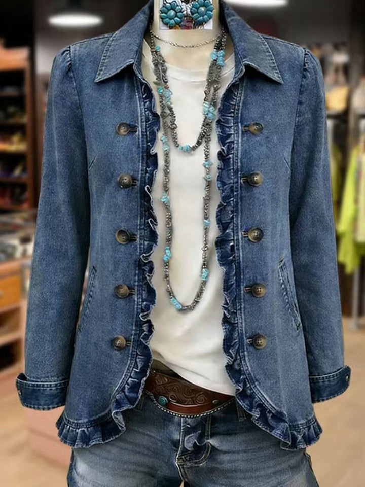 Chaqueta vaquera con volantes azul medio y botones dorados, cuello abierto con solapas