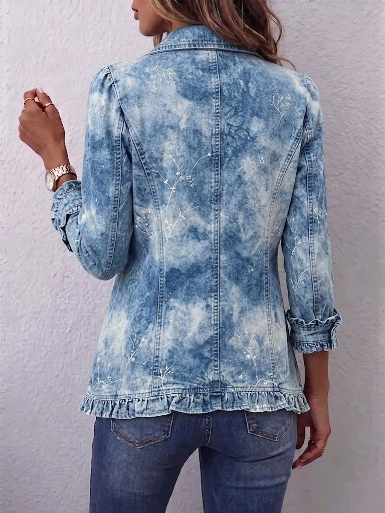 Chaqueta vaquera azul degradado con costuras traseras y bajo con volantes