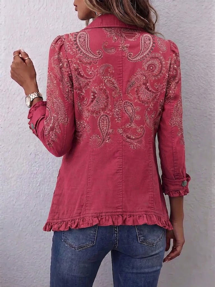 Chaqueta rosa con volantes en el bajo, estampado paisley y botones traseros