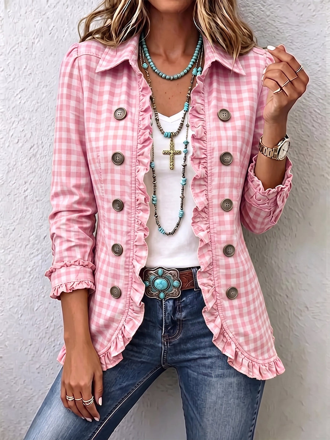 Chaqueta de cuadros Vichy rosa con volantes y botones tipo parche.