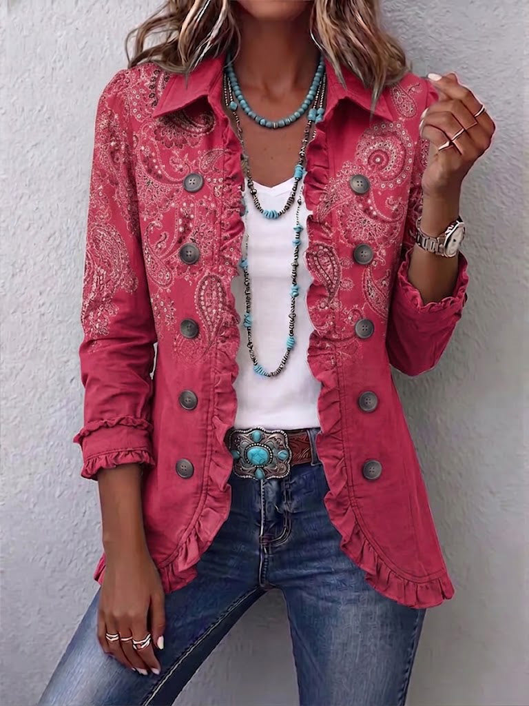 Chaqueta rosa con botones y volantes en el bajo y puños, diseño estampado