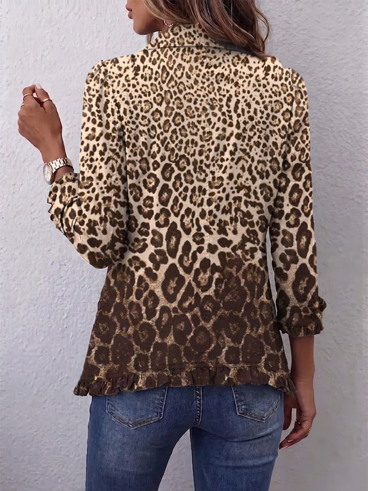 Chaqueta Nazaret leopardo con volantes, espalda estampada y puños con detalle.