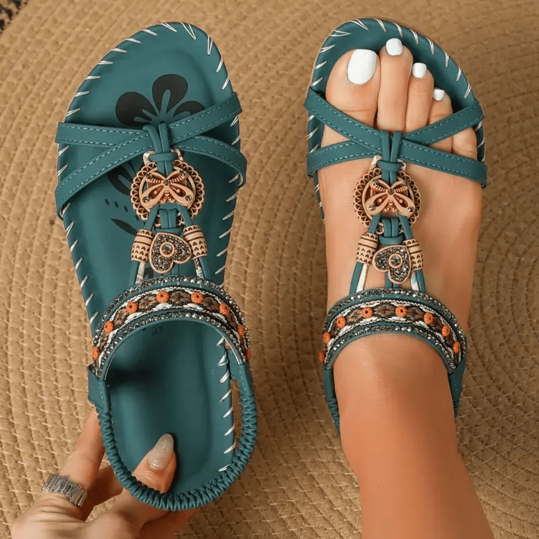 Sandalias cómodas verde oscuro con pulsera cruzada y adorno dorado colgante