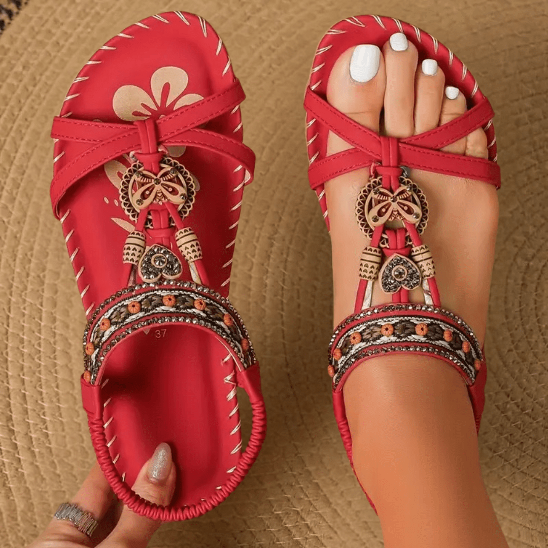 Sandalias cómodas rojas con pulsera cruzada y adorno dorado colgante